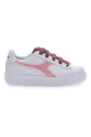 Weiße Sneakers mit roten Schnürsenkeln DIADORA GAME STEP P PS FLUFFY