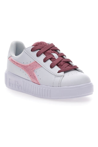 Weiße Sneakers mit roten Schnürsenkeln DIADORA GAME STEP P PS FLUFFY