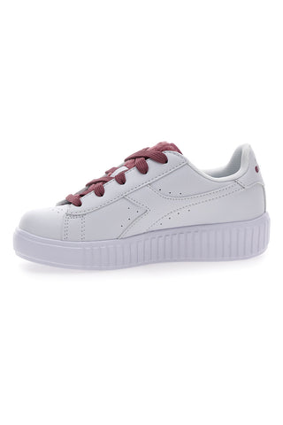 Weiße Sneakers mit roten Schnürsenkeln DIADORA GAME STEP P PS FLUFFY