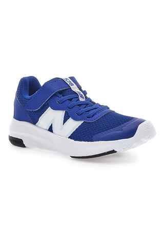 Blaue Sneakers mit weißem Logo und NEW BALANCE-Klettverschluss