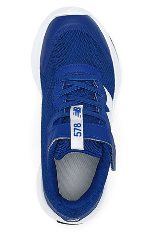 Blaue Sneakers mit weißem Logo und NEW BALANCE-Klettverschluss