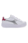 Weiße Sneakers mit silbernem Logo und fuchsiafarbenem Detail DIADORA GAME STEP METAL PS