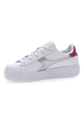 Weiße Sneakers mit silbernem Logo und fuchsiafarbenem Detail DIADORA GAME STEP METAL PS