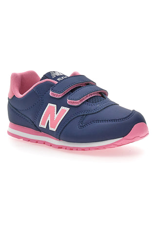 Blaue Sneakers New Balance 500 mit rosa Details und Klettverschluss