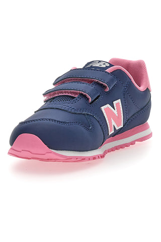 Blaue Sneakers New Balance 500 mit rosa Details und Klettverschluss