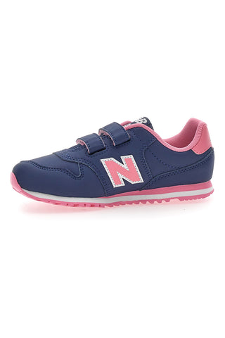 Blaue Sneakers New Balance 500 mit rosa Details und Klettverschluss