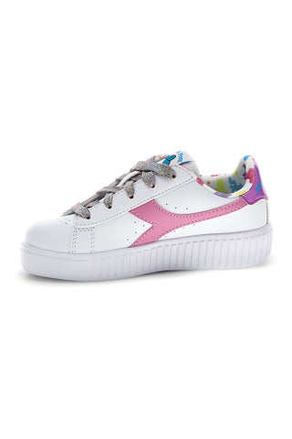 Weiße Schuhe mit Schnürsenkeln und mehrfarbigem Druck Diadora Game Step Starshine PS