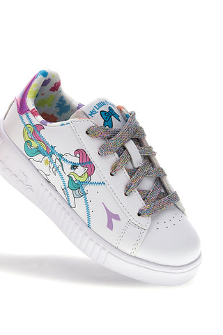 Weiße Schuhe mit Schnürsenkeln und mehrfarbigem Druck Diadora Game Step Starshine PS