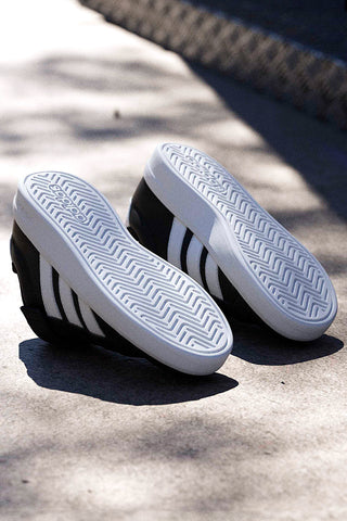 Schwarze Sneakers mit weißen Details und Klettverschluss Adidas Grand Court 3.0 El C