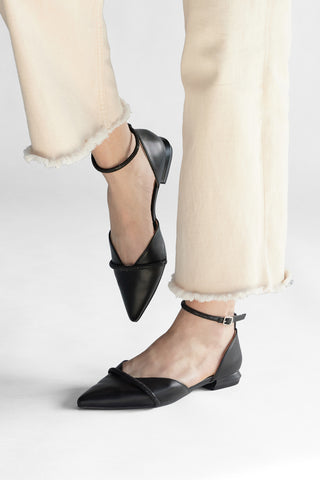 Schwarze Ballerinas mit spitzer Spitze und schwarzen Strasssteinen Mariella Burani 51098