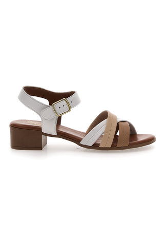 Weiße Sandalen mit gekreuzten Riemen Pittarello Look 243205