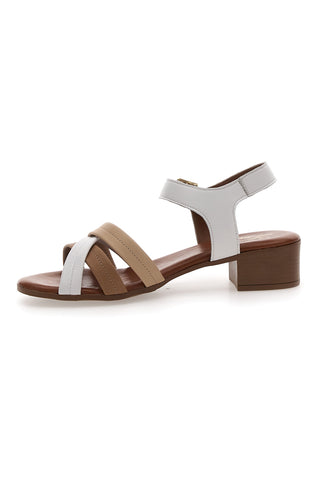 Weiße Sandalen mit gekreuzten Riemen Pittarello Look 243205