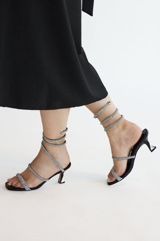 Schwarze Sandalen mit Strasssteinen und spiralförmiger Schnürung Mon Dieu 1614