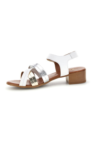 Sandali bianchi e argento in pelle con fasce incrociate Pittarello look 243205