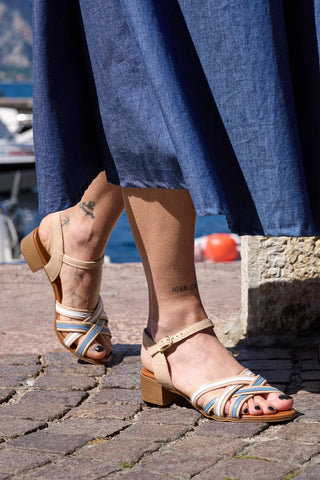 Sandali beige in pelle con tacco basso e listini Pittarello look 243110