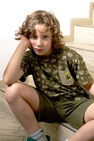 PITT KIDS PT-KT-7013 Grüner Pullover mit Kontrastdruck und kurzen Ärmeln und Rundhalsausschnitt