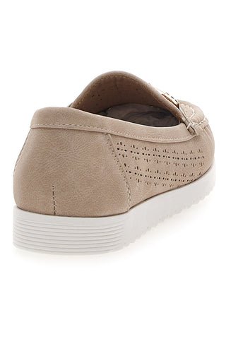 Beige Mokassins mit perforiertem Obermaterial und goldener Schnalle MIO TEMPO MIN7023