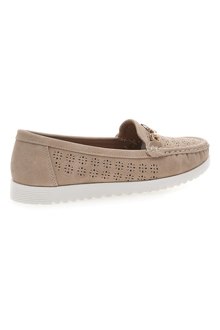 Beige Mokassins mit perforiertem Obermaterial und goldener Schnalle MIO TEMPO MIN7023