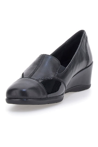 Schwarze Mokassins mit Lackdetails und Keilabsatz Pittarello 15575