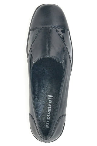Schwarze Mokassins mit Lackdetails und Keilabsatz Pittarello 15575