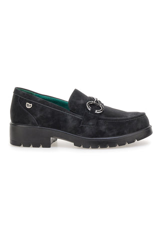 Schwarze vegane Loafer in Wildlederoptik mit Eco Bio Kette J535576