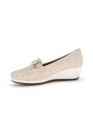 Mocassini beige traforati con zeppa Mio tempo MINA910