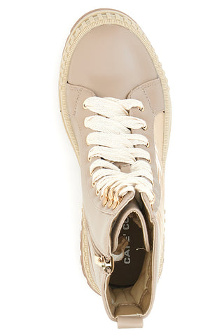 Café kostet 550. Beiger Stiefel