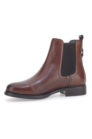 Braune Beatles-Stiefeletten aus echtem Leder im Café kosten 468
