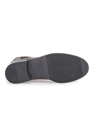 Braune Beatles-Stiefeletten aus echtem Leder im Café kosten 468