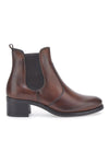 Braune Chelsea-Stiefel im Café kosten 5143
