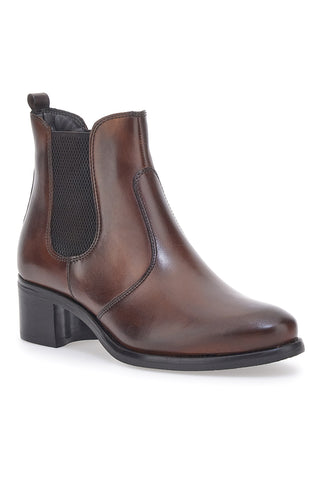 Braune Chelsea-Stiefel im Café kosten 5143