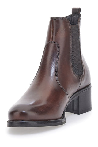 Braune Chelsea-Stiefel im Café kosten 5143