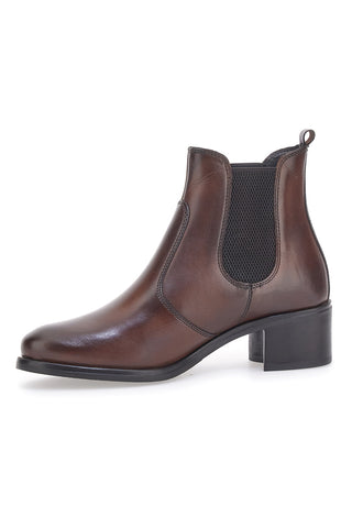 Braune Chelsea-Stiefel im Café kosten 5143