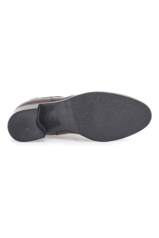 Braune Chelsea-Stiefel im Café kosten 5143