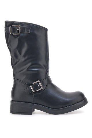 Schwarze Biker-Stiefeletten im Café kosten 223