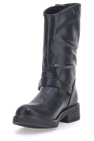 Schwarze Biker-Stiefeletten im Café kosten 223