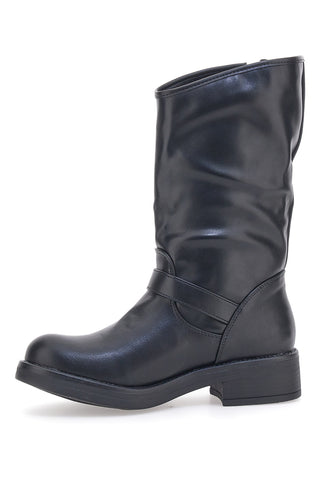 Schwarze Biker-Stiefeletten im Café kosten 223