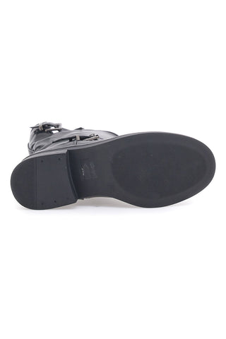 Schwarze Biker-Stiefeletten im Café kosten 223