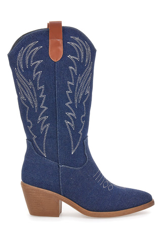 Texanische Stiefel im Denim-Cafè kosten 243