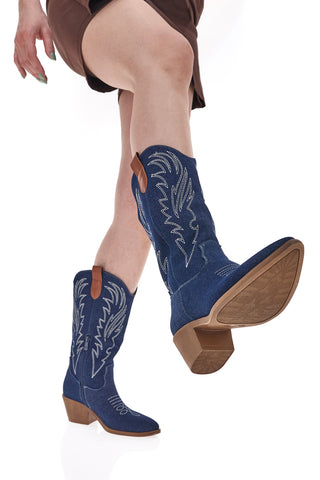 Texanische Stiefel im Denim-Cafè kosten 243