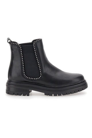 Schwarze Chelsea-Stiefel mit metallischen Einsätzen im Café kosten 200135