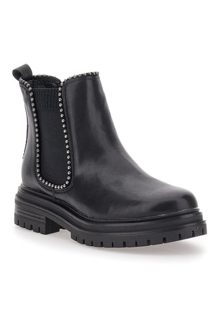 Schwarze Chelsea-Stiefel mit metallischen Einsätzen im Café kosten 200135