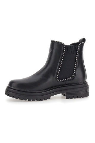 Schwarze Chelsea-Stiefel mit metallischen Einsätzen im Café kosten 200135