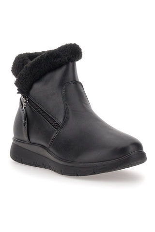 Schwarze Stiefeletten mit Reißverschluss im Café kosten 4195