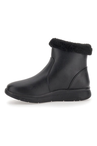 Schwarze Stiefeletten mit Reißverschluss im Café kosten 4195