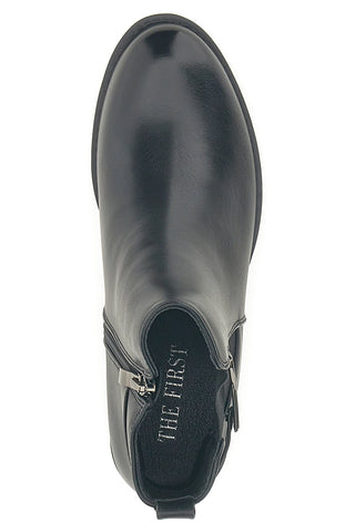 The First P623 Niedrige schwarze Stiefeletten mit seitlicher Schnalle
