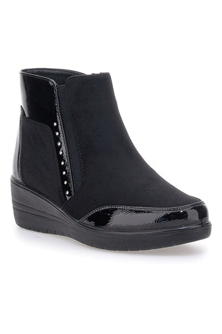Schwarze Stiefeletten mit Lackdetails und Keilabsatz Plocadi MINA1706