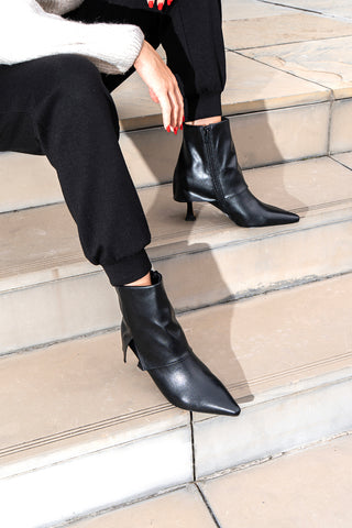 Mon Dieu B8830Q8820Q5 Schwarze Stiefeletten mit spitzer Zehenpartie und Spulenabsatz