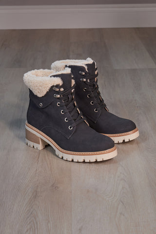 Schwarze Stiefel mit warmer Innenausstattung und Altemberg 5-Stollen-Sohle