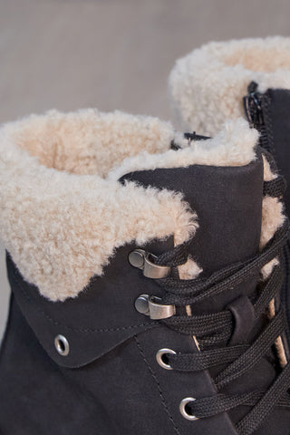 Schwarze Stiefel mit warmer Innenausstattung und Altemberg 5-Stollen-Sohle